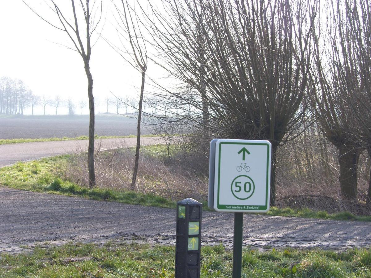 Slapen Bij De Zeeuwse Lala Bed & Breakfast IJzendijke Bagian luar foto