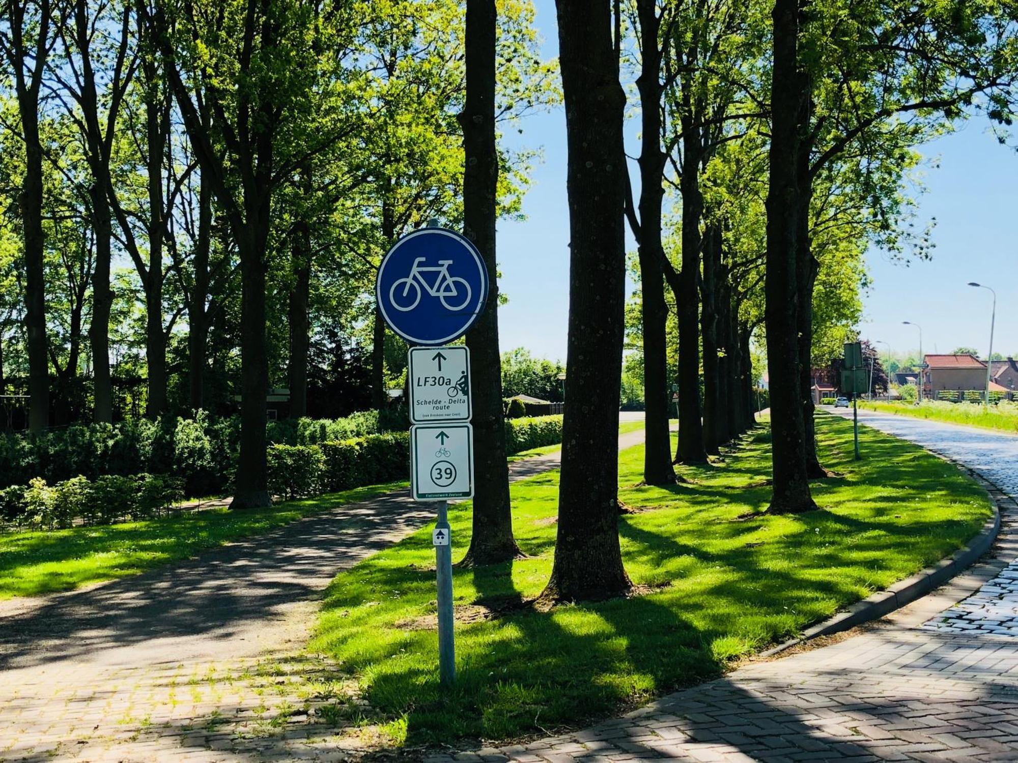 Slapen Bij De Zeeuwse Lala Bed & Breakfast IJzendijke Bagian luar foto